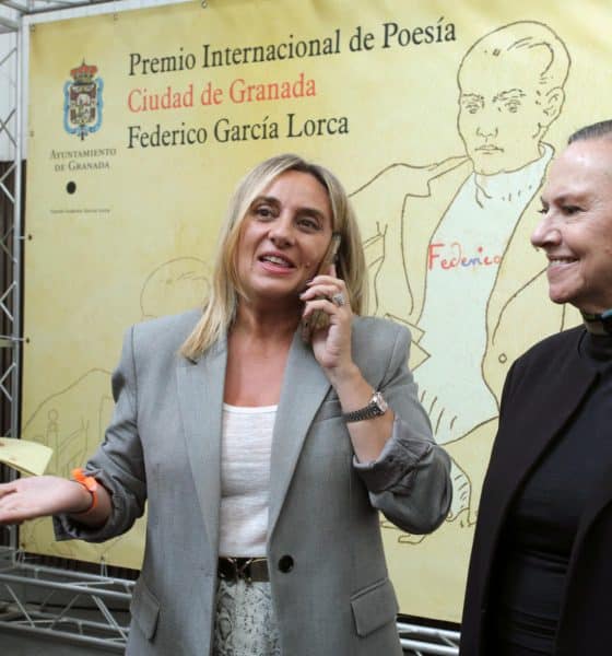 La alcaldesa de Granada, Marifrán Carazo (i), junto a la presidenta de la Fundación Federico García Lorca y sobrina del poeta, Laura García Lorca de los Ríos, comunica al poeta valenciano Jaime Siles que ha ganado el XXII Premio Internacional de Poesía Ciudad de Granada García Lorca entre las 37 candidaturas presentadas a este galardón que reconoce el conjunto de la obra poética de un autor vivo y que busca recuperar su impronta con una cuantía de 20.000 euros, este jueves en el Centro Federico García Lorca de Granada. EFE/Pepe Torres