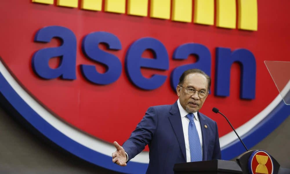 Fotografía de archivo, tomada el 29/07/2025, que muestra al primer ministro de Malasia, Anwar Ibrahim, hablando durante una visita a Yakarta, Indonesia. EFE/EPA/MAST IRHAM