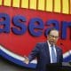 Fotografía de archivo, tomada el 29/07/2025, que muestra al primer ministro de Malasia, Anwar Ibrahim, hablando durante una visita a Yakarta, Indonesia. EFE/EPA/MAST IRHAM