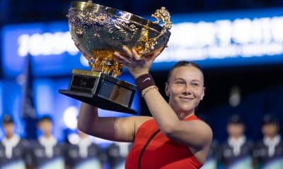 La tenista estadounindese Amanda Anisimova celebra su victoria en el Abierto de China, en Pekín. CASARES EFE/EPA/JESSICA LEE