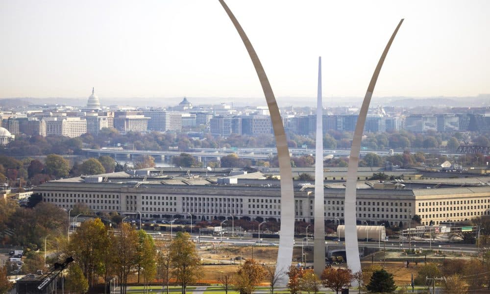 Fotografía de archivo fechada el 18 de noviembre de 2024 que muestra el edificio del Pentágono detrás del Monumento a la Fuerza Aérea de los Estados Unidos en Arlington (EE.UU.). EFE/EPA/JIM LO SCALZO