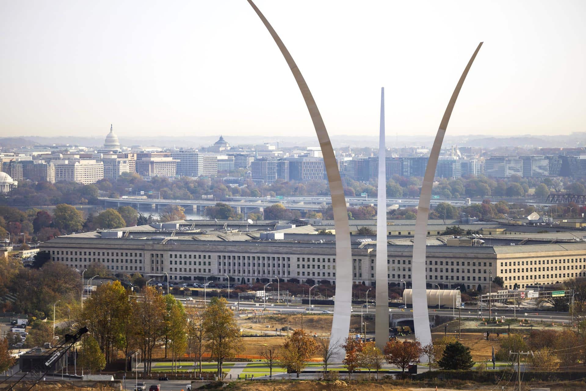 Fotografía de archivo fechada el 18 de noviembre de 2024 que muestra el edificio del Pentágono detrás del Monumento a la Fuerza Aérea de los Estados Unidos en Arlington (EE.UU.). EFE/EPA/JIM LO SCALZO