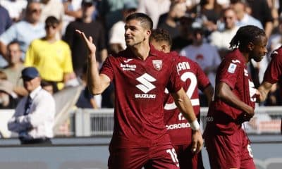 El jugador del Torino Giovanni Simeone (I) celebra un gol durante el partido de la Serie A que han jugado Lazio y Torino en Roma,Italia. EFE/EPA/FABIO FRUSTACI