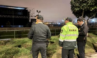 Agentes de la Policía Nacional de Perú custodian la zona donde se registró un tiroteo contra la banda peruana de cumbia Agua Marina, la noche de este miércoles, en el Círculo Militar del distrito de Chorrillos, en Lima (Perú). EFE/ Mikhail Huacán