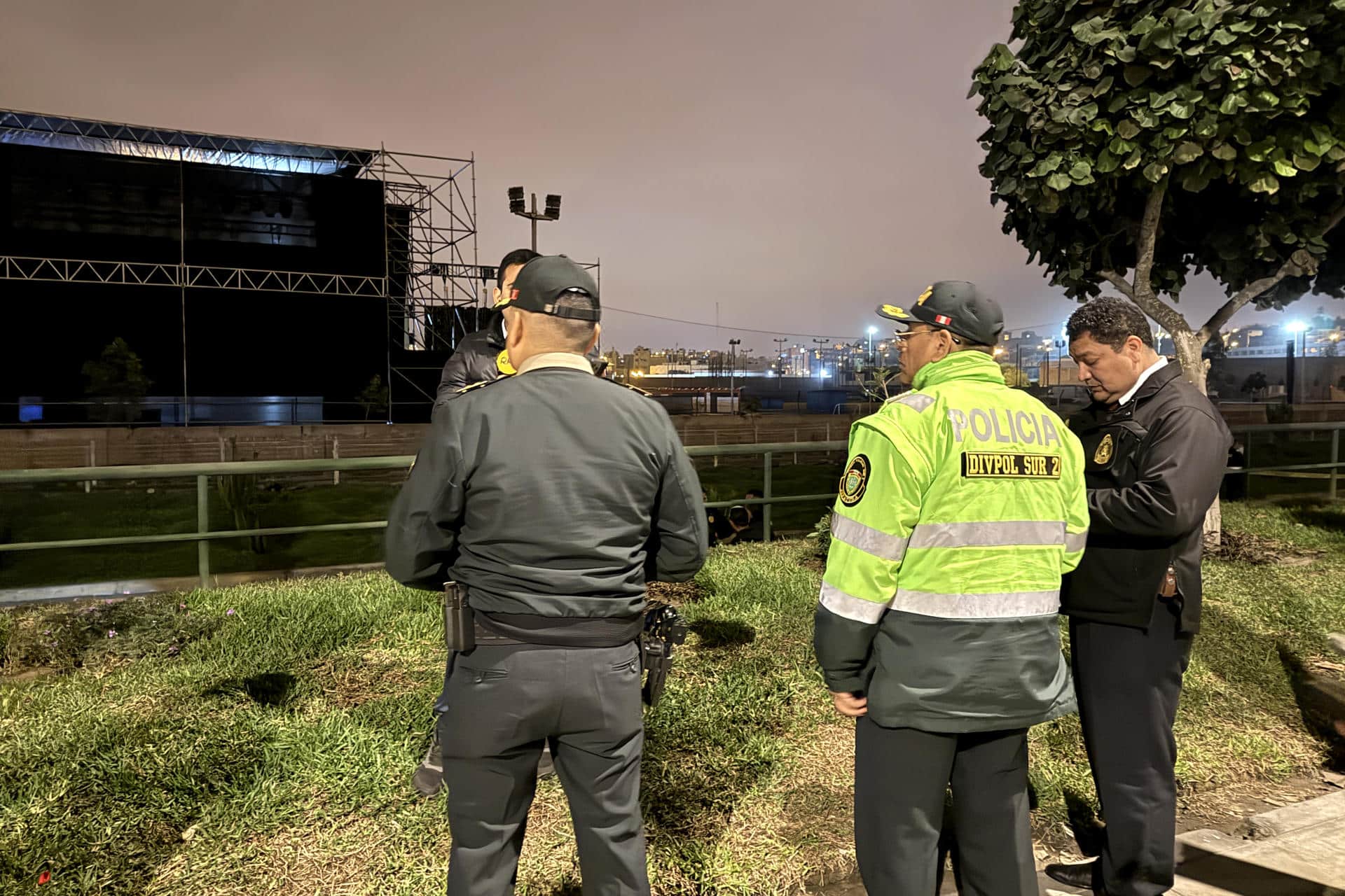Agentes de la Policía Nacional de Perú custodian la zona donde se registró un tiroteo contra la banda peruana de cumbia Agua Marina, la noche de este miércoles, en el Círculo Militar del distrito de Chorrillos, en Lima (Perú). EFE/ Mikhail Huacán