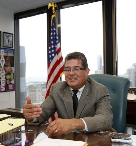 Fotografía de archivo fechada el 10 de julio de 2013 que muestra al presidente del Tribunal Federal en Chicago, Rubén Castillo hablando durante una entrevista con EFE en Chicago (EE.UU.). EFE/Kamil Krzaczynski