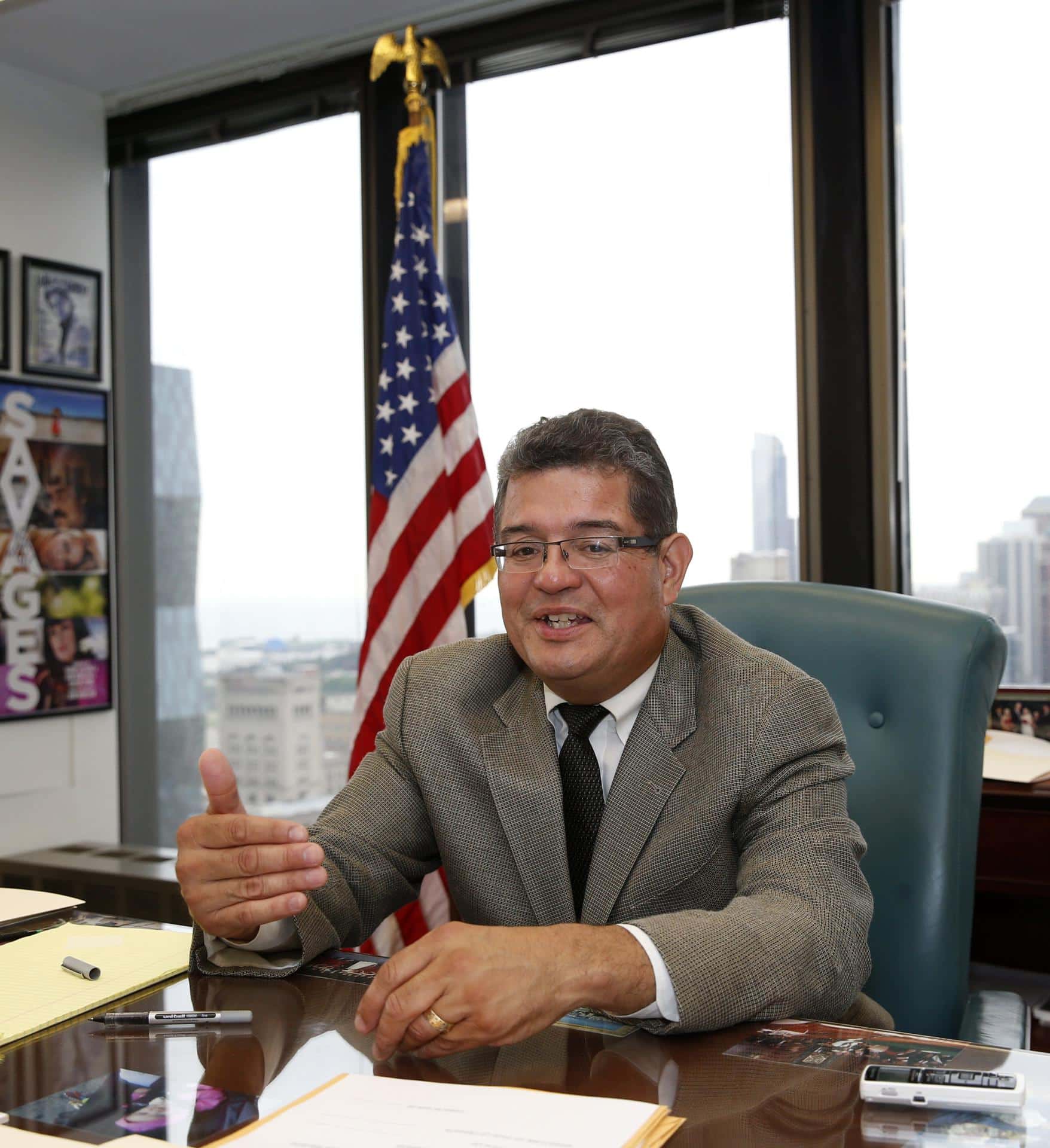Fotografía de archivo fechada el 10 de julio de 2013 que muestra al presidente del Tribunal Federal en Chicago, Rubén Castillo hablando durante una entrevista con EFE en Chicago (EE.UU.). EFE/Kamil Krzaczynski