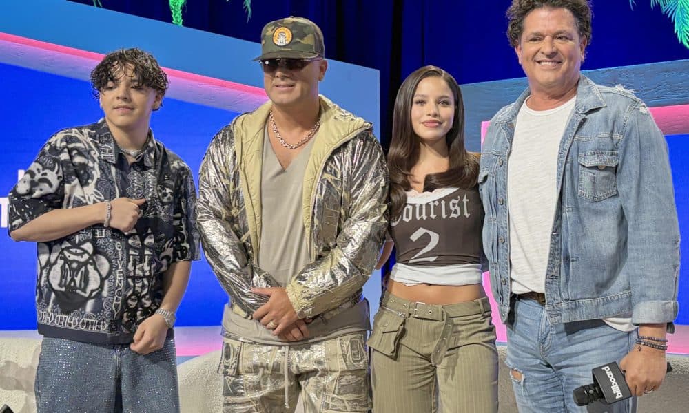 De izquierda a derecha, los cantantes Xavi, Wisin, Emilia y Carlos Vives posan en el tercer día de la Semana de la Música Latina de Billboard este miércoles, en el teatro The Fillmore en Miami Beach (Estados Unidos). EFE/ Pedro Pablo Cortés