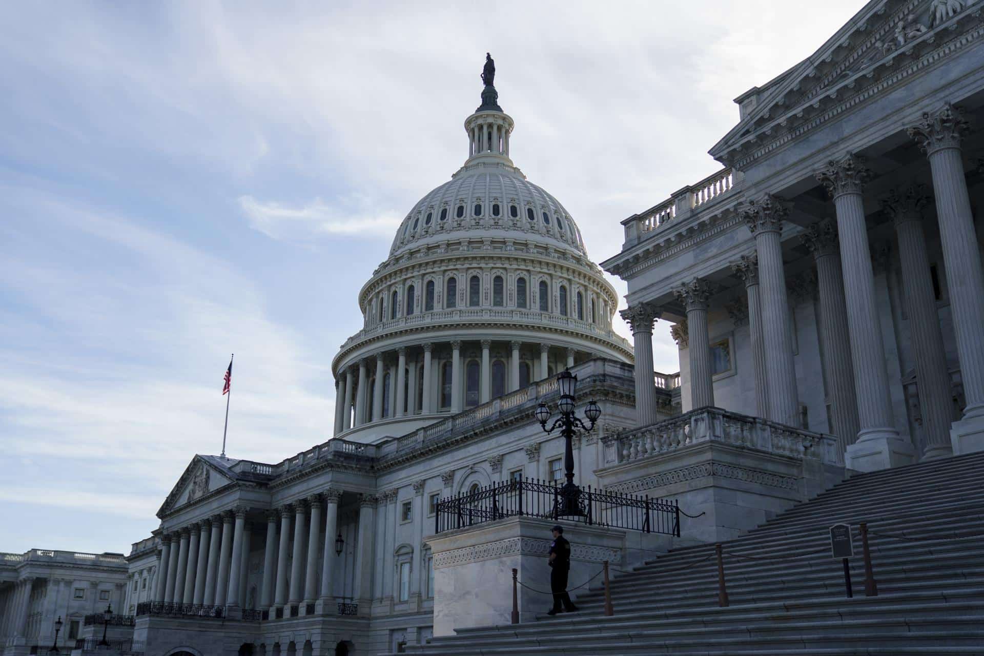 Vista exterior del Capitolio de los Estados Unidos, en Washington D. C. EFE/EPA/WILL OLIVER