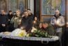 Parientes y amigos asisten a una ceremonia de despedida para Olena Gubanova y Yevgeny Karmazin en la Catedral de San Mykhailivsky en Kiev, Ucrania, el 27 de octubre de 2025, en medio de la invasión rusa en curso. Los periodistas de Ukrainian FREEDOM TV Olena Gubanova y Yevgeny Karmazin trabajaron en los puntos más calientes de la región de Donetsk desde los primeros días de la invasión rusa a gran escala. Fueron asesinados en un ataque con un dron ruso 'Lancet' a un automóvil civil en la ciudad de Kramatorsk en la región de Donetsk el 23 de octubre de 2025, destacando los peligros a los que se enfrentan los profesionales de los medios que cubren zonas de conflicto. (Rusia, Ucrania, Kiev) EFE/EPA/SERGEY DOLZHENKO
