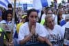 Israelíes celebran antes de la liberación programada de rehenes retenidos por Hamás, en la Plaza de Rehenes en Tel Aviv, Israel, el 13 de octubre de 2025. EFE/STRINGER
