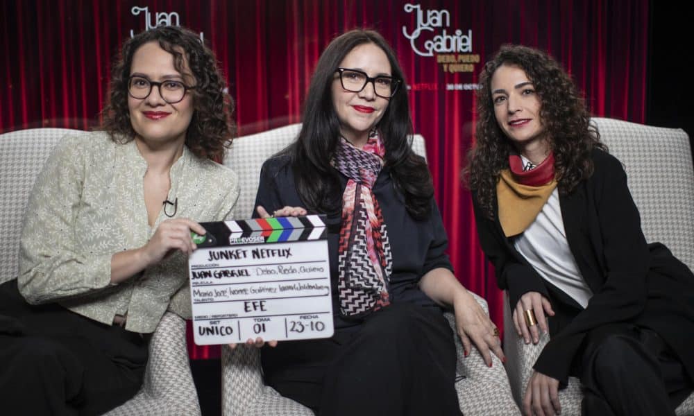 La directora María José Cuevas (c) y las productoras Ivonne Gutiérrez (i) y Laura Woldenberg, posan durante una entrevista con EFE este jueves, en Ciudad de México (México). EFE/ Isaac Esquivel