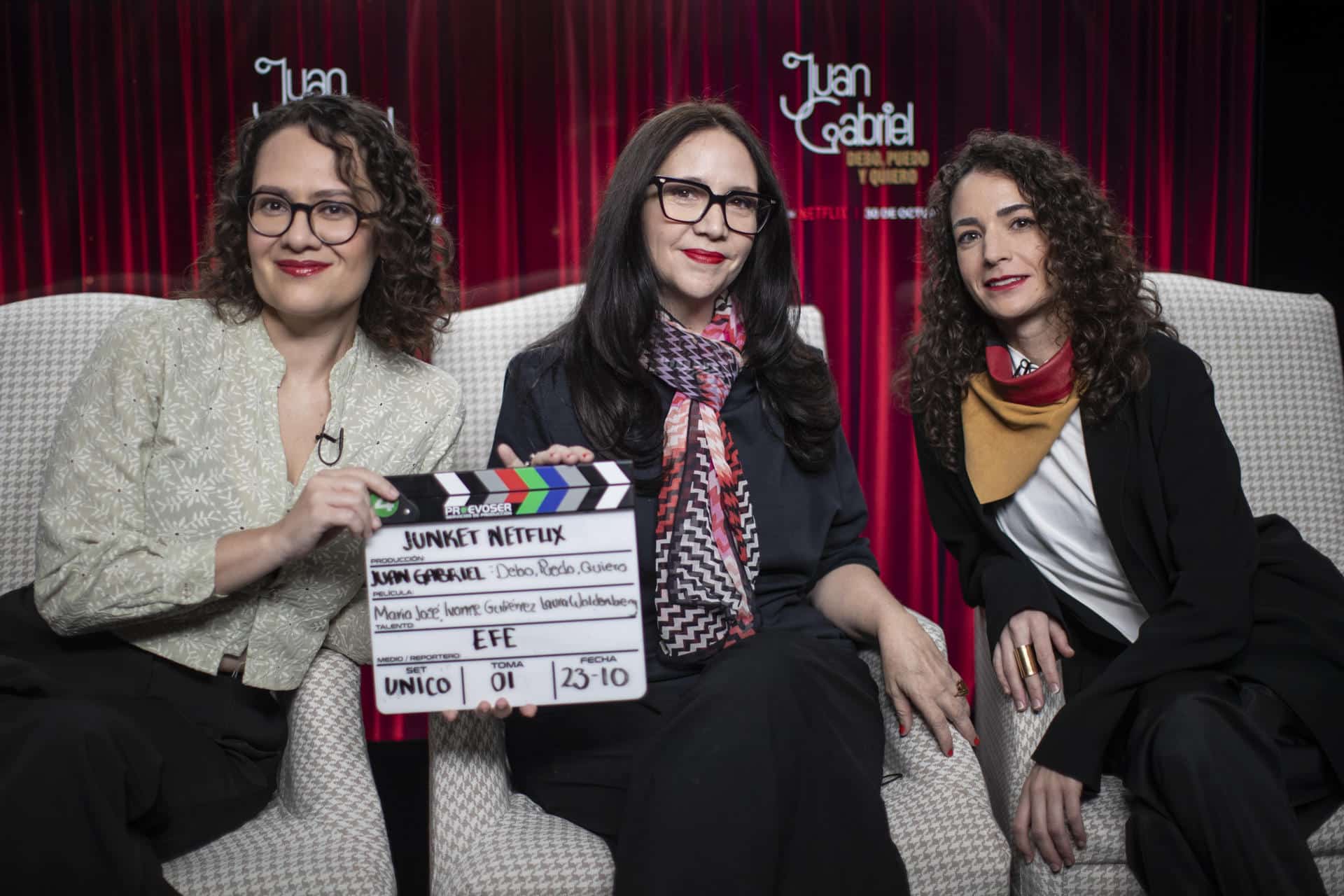 La directora María José Cuevas (c) y las productoras Ivonne Gutiérrez (i) y Laura Woldenberg, posan durante una entrevista con EFE este jueves, en Ciudad de México (México). EFE/ Isaac Esquivel