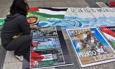 Una mujer coloca carteles durante una manifestación en apoyo a Palestina este martes, en Cochabamba (Bolivia). EFE/ Jorge Ábrego