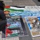 Una mujer coloca carteles durante una manifestación en apoyo a Palestina este martes, en Cochabamba (Bolivia). EFE/ Jorge Ábrego