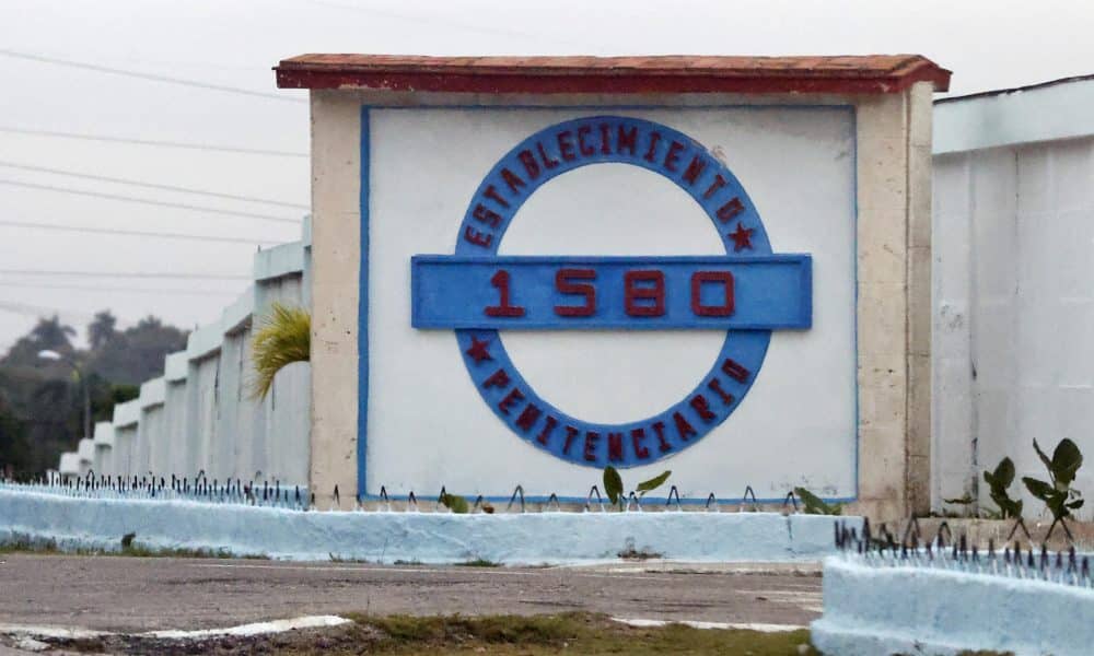 Fotografía de archivo en donde se observa la fachada de la prisión 1580 en La Habana (Cuba). EFE/ Ernesto Mastrascusa
