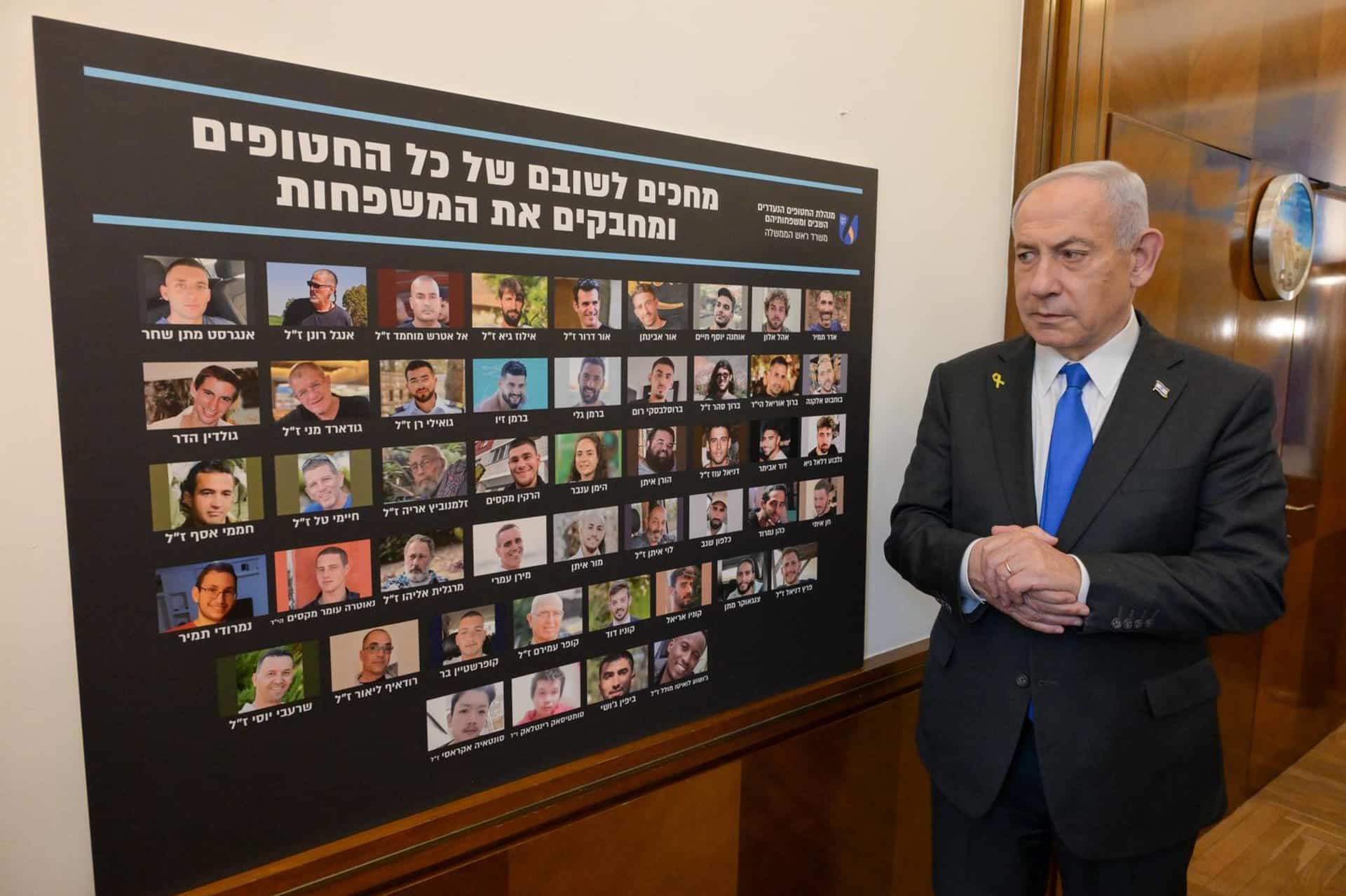 Fotografía cedida del primer ministro de Israel, Benjamín Netanyahu, antes de la reunión del gabinete de Gobierno para dar su visto bueno al plan de paz para Gaza, que acordaron firmar Israel y Hamás en Egipto. EFE/ Maayan Toaf/GMO