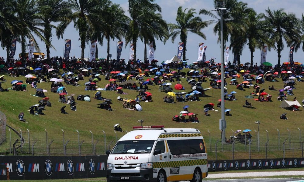 Una ambulancia en pista tras el accidente del piloto español de Moto3 José Antonio Rueda de Red Bull KTM Ajo y el piloto suizo de Moto3 Noah Dettwiler de CIP Green Power en el Gran Premio de Motociclismo de Malasia en Sepang. EFE/EPA/FAZRY ISMAIL
