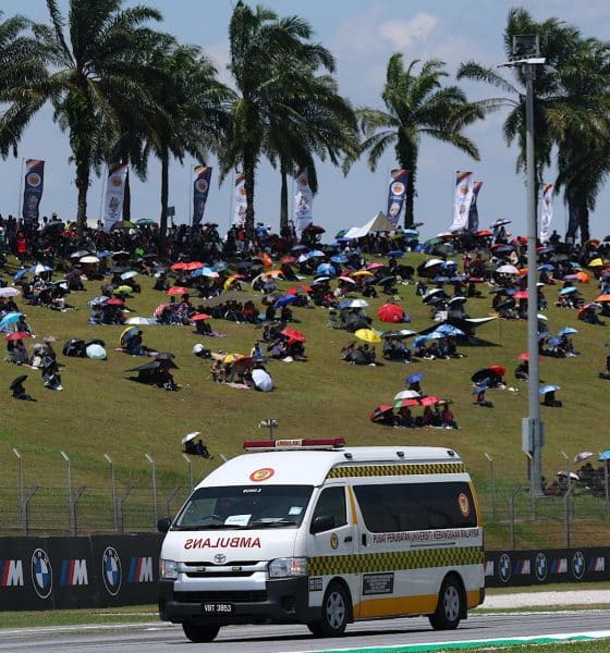 Una ambulancia en pista tras el accidente del piloto español de Moto3 José Antonio Rueda de Red Bull KTM Ajo y el piloto suizo de Moto3 Noah Dettwiler de CIP Green Power en el Gran Premio de Motociclismo de Malasia en Sepang. EFE/EPA/FAZRY ISMAIL