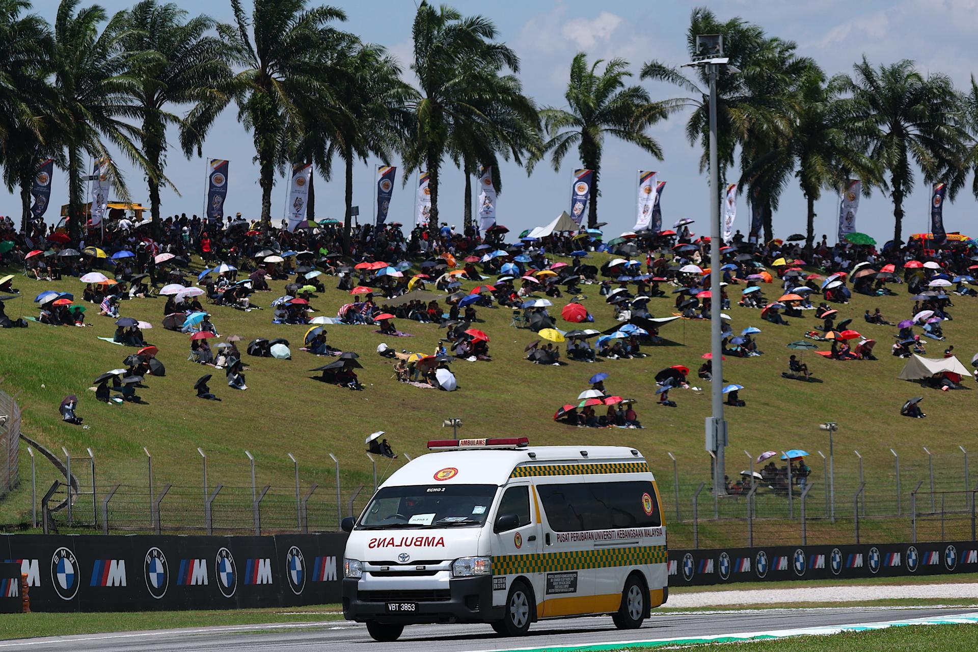 Una ambulancia en pista tras el accidente del piloto español de Moto3 José Antonio Rueda de Red Bull KTM Ajo y el piloto suizo de Moto3 Noah Dettwiler de CIP Green Power en el Gran Premio de Motociclismo de Malasia en Sepang. EFE/EPA/FAZRY ISMAIL