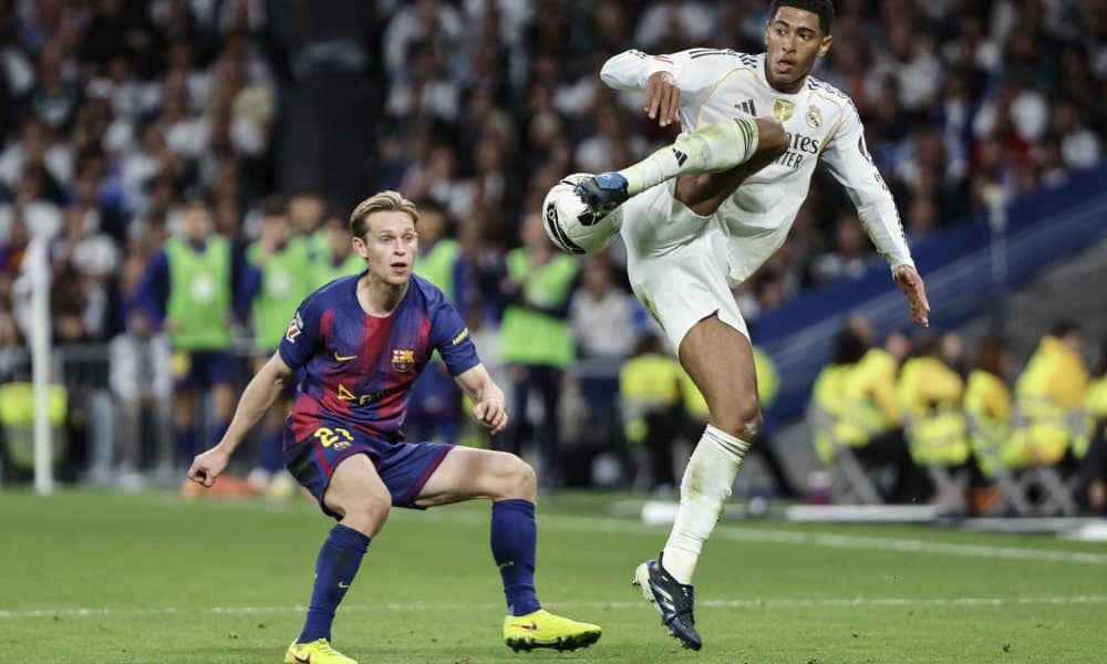 El centrocampista del Real Madrid Jude Bellingham, y el centrocampista del Barcelona Frenkie de Jong, durante el partido de la décima jornada de LaLiga EA Sports, que Real Madrid y FC Barcelona disputaron en el estadio Santiago Bernabéu. EFE/ Sergio Pérez