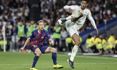 El centrocampista del Real Madrid Jude Bellingham, y el centrocampista del Barcelona Frenkie de Jong, durante el partido de la décima jornada de LaLiga EA Sports, que Real Madrid y FC Barcelona disputaron en el estadio Santiago Bernabéu. EFE/ Sergio Pérez