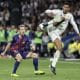 El centrocampista del Real Madrid Jude Bellingham, y el centrocampista del Barcelona Frenkie de Jong, durante el partido de la décima jornada de LaLiga EA Sports, que Real Madrid y FC Barcelona disputaron en el estadio Santiago Bernabéu. EFE/ Sergio Pérez