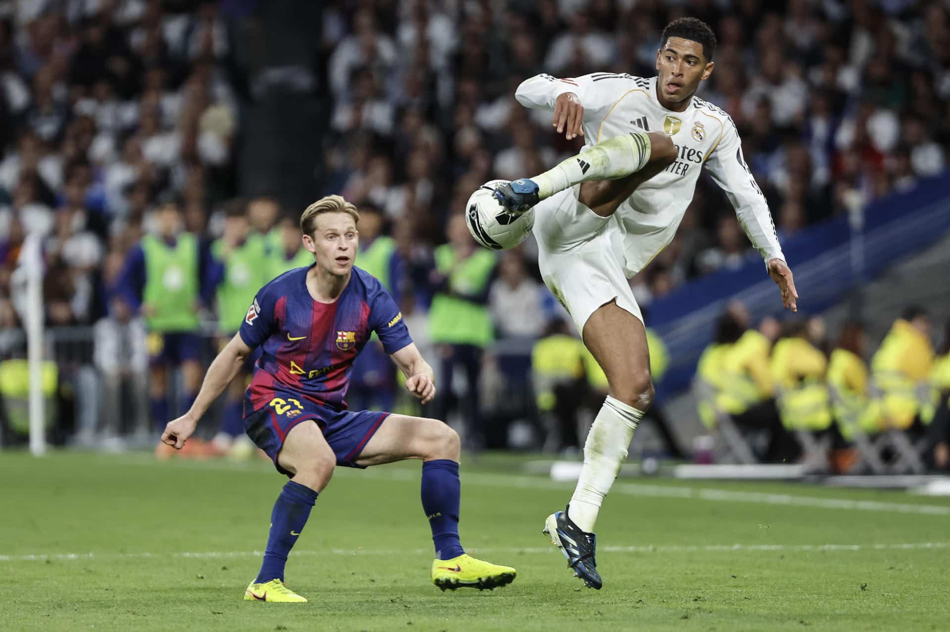 El centrocampista del Real Madrid Jude Bellingham, y el centrocampista del Barcelona Frenkie de Jong, durante el partido de la décima jornada de LaLiga EA Sports, que Real Madrid y FC Barcelona disputaron en el estadio Santiago Bernabéu. EFE/ Sergio Pérez