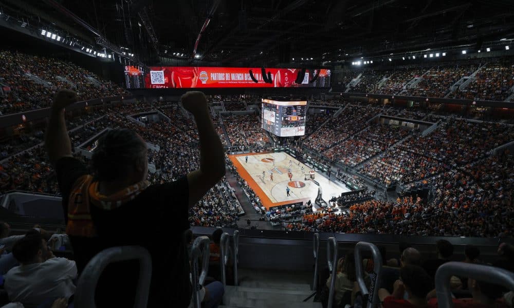 Aspecto del pabellón multiusos Roig Arena de Valencia durante el encuentro de la Euroliga que disputaron el 3 de octubre Valencia Basket y Virtus Bolonia. EFE / Manuel Bruque.