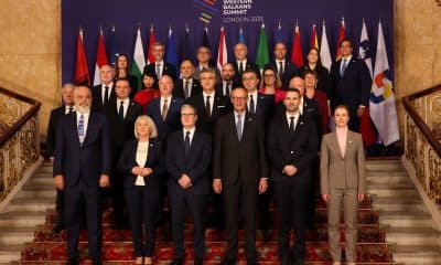 - El primer ministro británico Keir Starmer (C) y los asistentes posan para la foto familiar en la Cumbre del Proceso de Berlín para los Balcanes Occidentales en Londres, Reino Unido, 22 de octubre de 2025. La reunión tiene como objetivo fomentar la cooperación entre el Reino Unido y los países balcánicos, conocidos por ser utilizados como ruta de tránsito para los traficantes de personas. (Reino Unido, Londres) EFE/EPA/BETTY LAURA ZAPATA / POOL