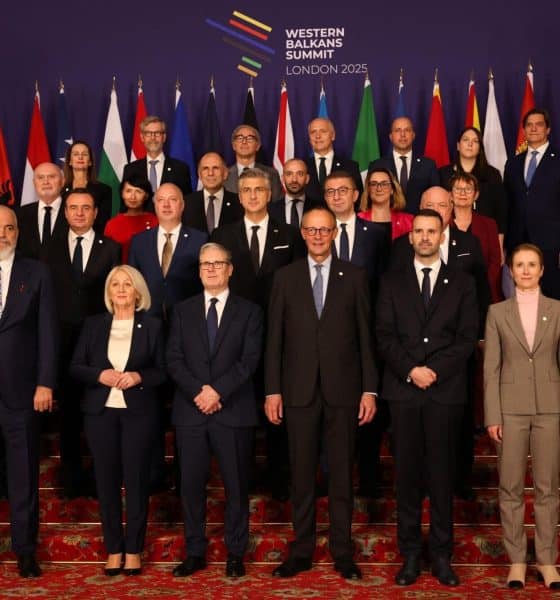 - El primer ministro británico Keir Starmer (C) y los asistentes posan para la foto familiar en la Cumbre del Proceso de Berlín para los Balcanes Occidentales en Londres, Reino Unido, 22 de octubre de 2025. La reunión tiene como objetivo fomentar la cooperación entre el Reino Unido y los países balcánicos, conocidos por ser utilizados como ruta de tránsito para los traficantes de personas. (Reino Unido, Londres) EFE/EPA/BETTY LAURA ZAPATA / POOL
