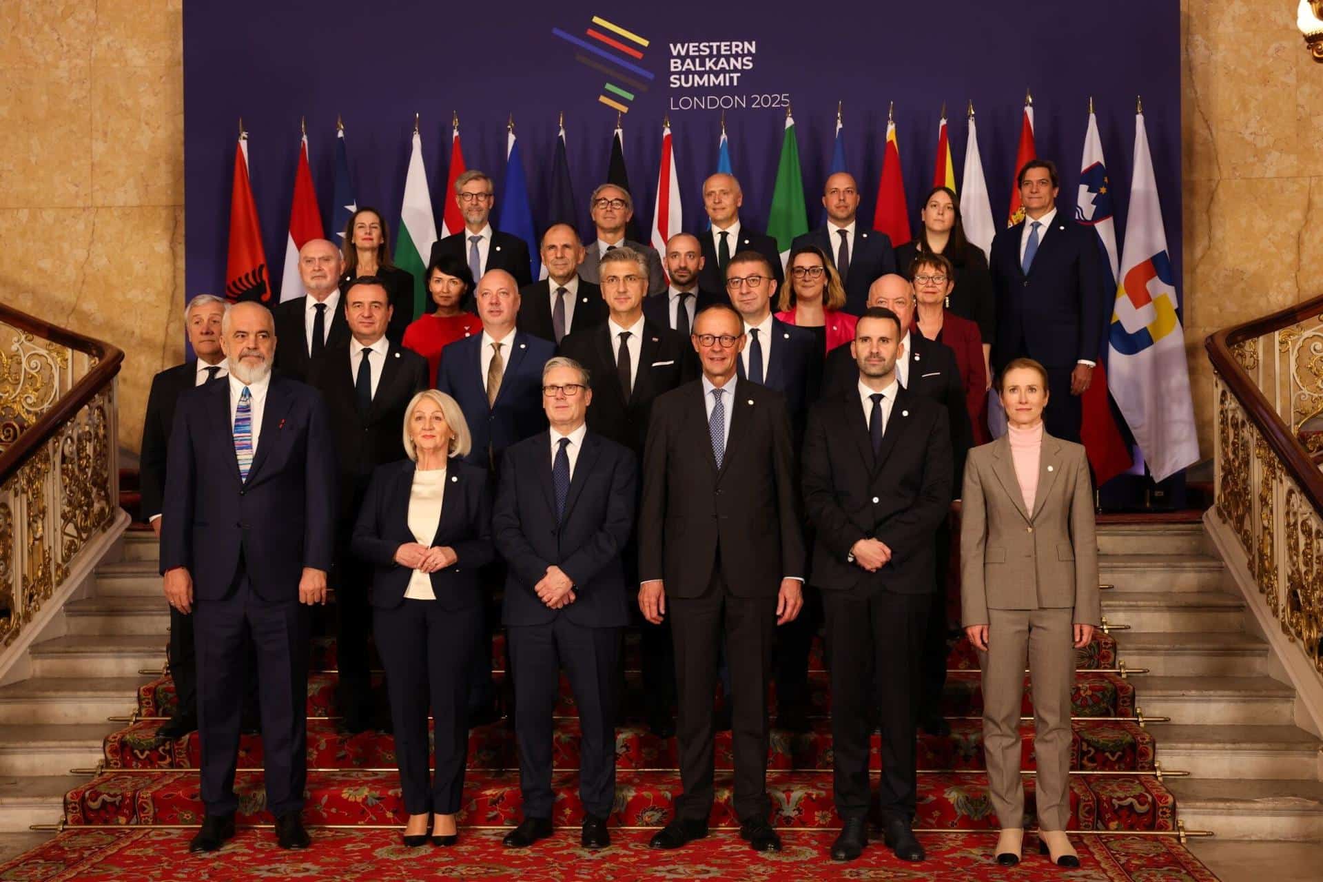 - El primer ministro británico Keir Starmer (C) y los asistentes posan para la foto familiar en la Cumbre del Proceso de Berlín para los Balcanes Occidentales en Londres, Reino Unido, 22 de octubre de 2025. La reunión tiene como objetivo fomentar la cooperación entre el Reino Unido y los países balcánicos, conocidos por ser utilizados como ruta de tránsito para los traficantes de personas. (Reino Unido, Londres) EFE/EPA/BETTY LAURA ZAPATA / POOL