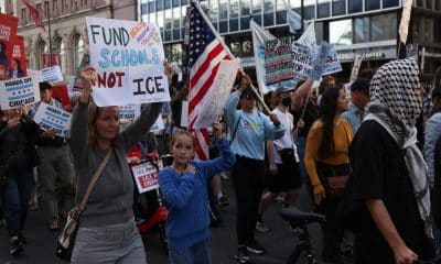 Fotografía de archivo en donde personas participan en una protesta contra el ICE en Chicago, Illinois, EE. UU. EFE/ABLE URIBE