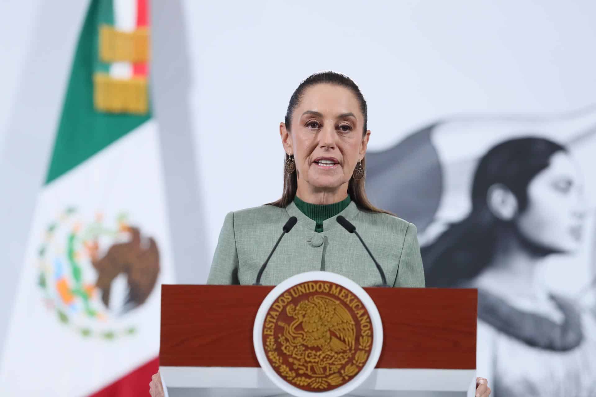La presidenta de México, Claudia Sheinbaum, habla durante una rueda de prensa este miércoles, en Palacio Nacional de la Ciudad de México (México). EFE/Mario Guzmán