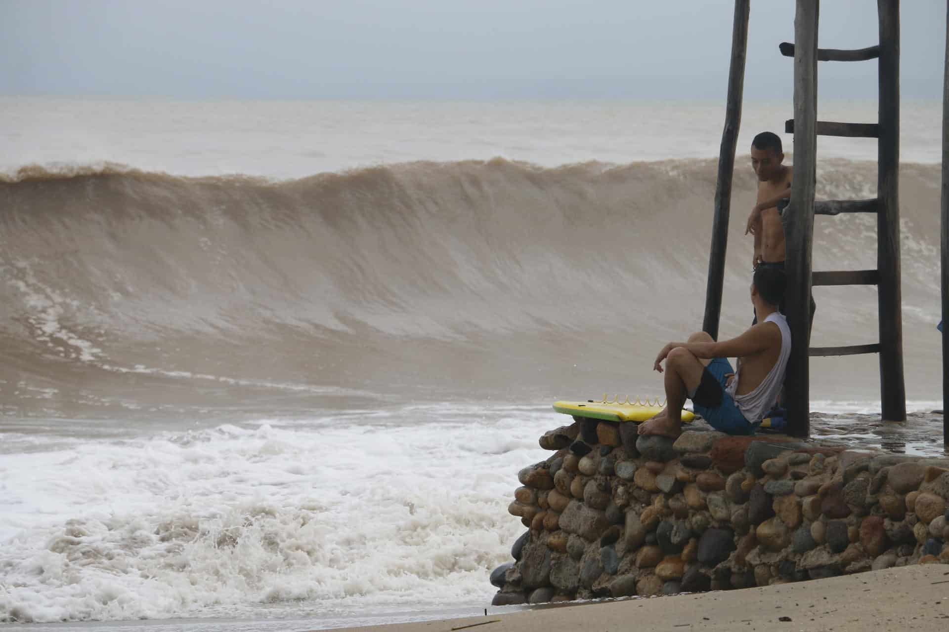 Vista general de la turbulencia marítima previo a la llegada del huracán Willa, en la ciudad de Puerto Vallarta, estado de Jalisco (México). Imagen de archivo. EFE/Francisco Pérez