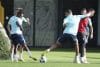 Los delanteros del Athletic de Bilbao, Nico Williams (i), y Maroan Sannadi (d), durante el entrenamiento con el que el Athletic Club comienza a preparar el partido de Liga de Campeones ante el Qarabag en San Mamés.EFE/Luis Tejido