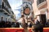 Una persona sostiene un cartel en una manifestación este lunes, frente a la sede del Ejecutivo en San Juan (Puerto Rico). EFE/ Thais Llorca
