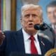 El presidente de Estados Unidos, Donald Trump, habla el Despacho Oval de la Casa Blanca en Washington, en una fotografía del 30 de septiembre de 2025. EFE/FRANCIS CHUNG