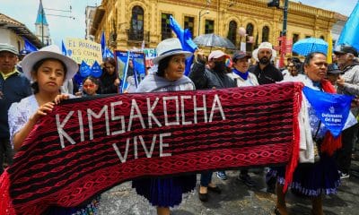 Fotografía de archivo en donde se ven personas mientras participan en una manifestación contra el proyecto minero Loma Larga, en Cuenca (Ecuador). EFE/ Robert Puglla