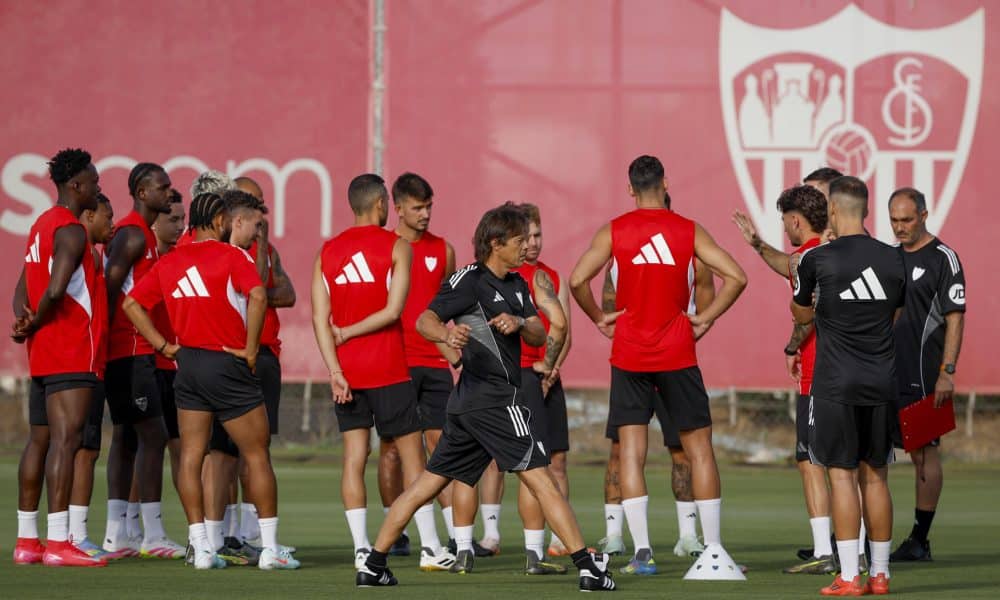 Fotografía de Julio Muñoz, en la que puede verse en una imagen de archivo del 6 de julio de 2025 al técnico argentino del Sevilla, Matías Almeyda (c), durante un entrenamiento. EFE