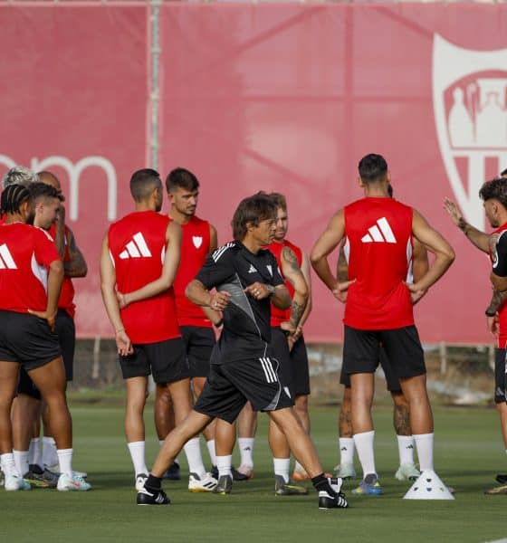 Fotografía de Julio Muñoz, en la que puede verse en una imagen de archivo del 6 de julio de 2025 al técnico argentino del Sevilla, Matías Almeyda (c), durante un entrenamiento. EFE