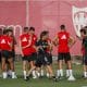 Fotografía de Julio Muñoz, en la que puede verse en una imagen de archivo del 6 de julio de 2025 al técnico argentino del Sevilla, Matías Almeyda (c), durante un entrenamiento. EFE