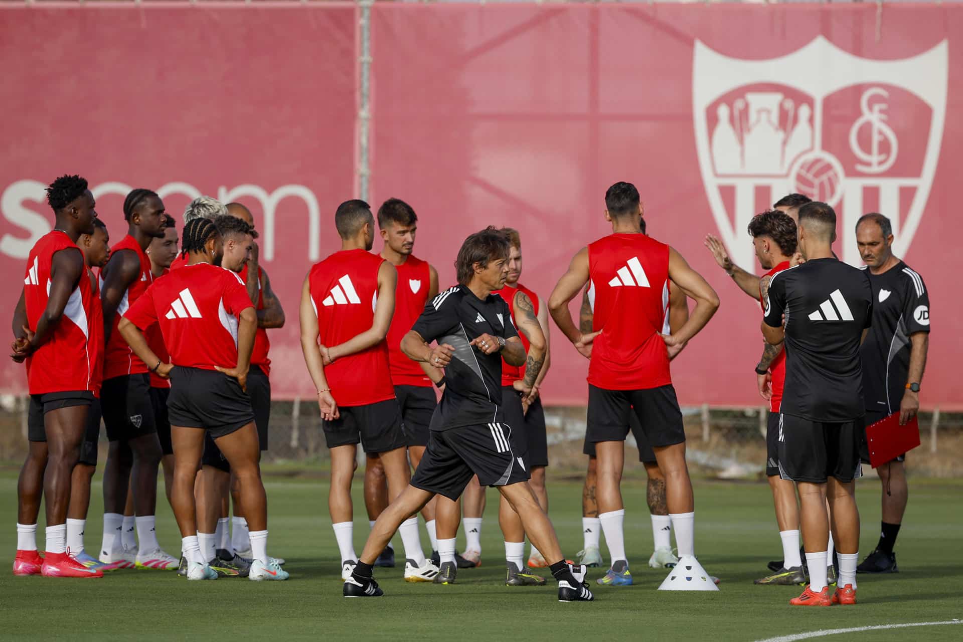 Fotografía de Julio Muñoz, en la que puede verse en una imagen de archivo del 6 de julio de 2025 al técnico argentino del Sevilla, Matías Almeyda (c), durante un entrenamiento. EFE