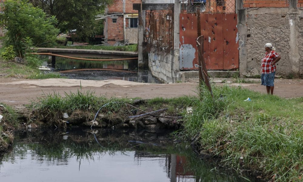 Fotografía de archivo que muestra un canal en el barrio Jardim Pantanal, en Sao Paulo (Brasil). EFE/ Sebastiao Moreira