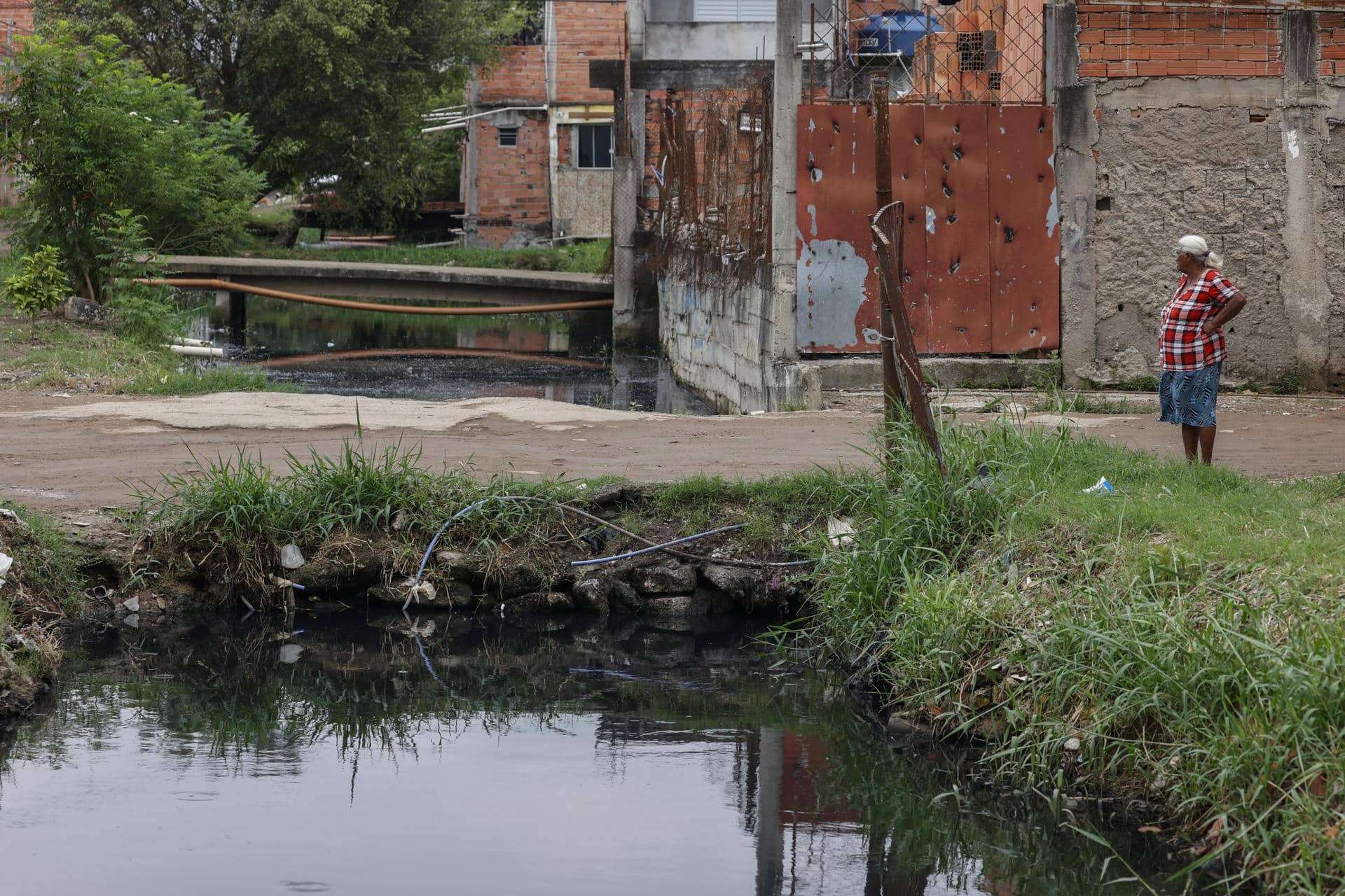 Fotografía de archivo que muestra un canal en el barrio Jardim Pantanal, en Sao Paulo (Brasil). EFE/ Sebastiao Moreira