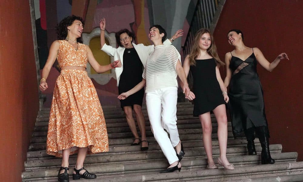 De izquierda a derecha, la cineasta mexicana Mayra Hermosillo y las actrices Rossy Rojas, Natalia Plascencia, Aurora Davila y María Castella participan en una entrevista con EFE este miércoles, en el marco del Festival Internacional de Cine de Morelia (FICM) en Michoacán (México). EFE/Iván Villanueva