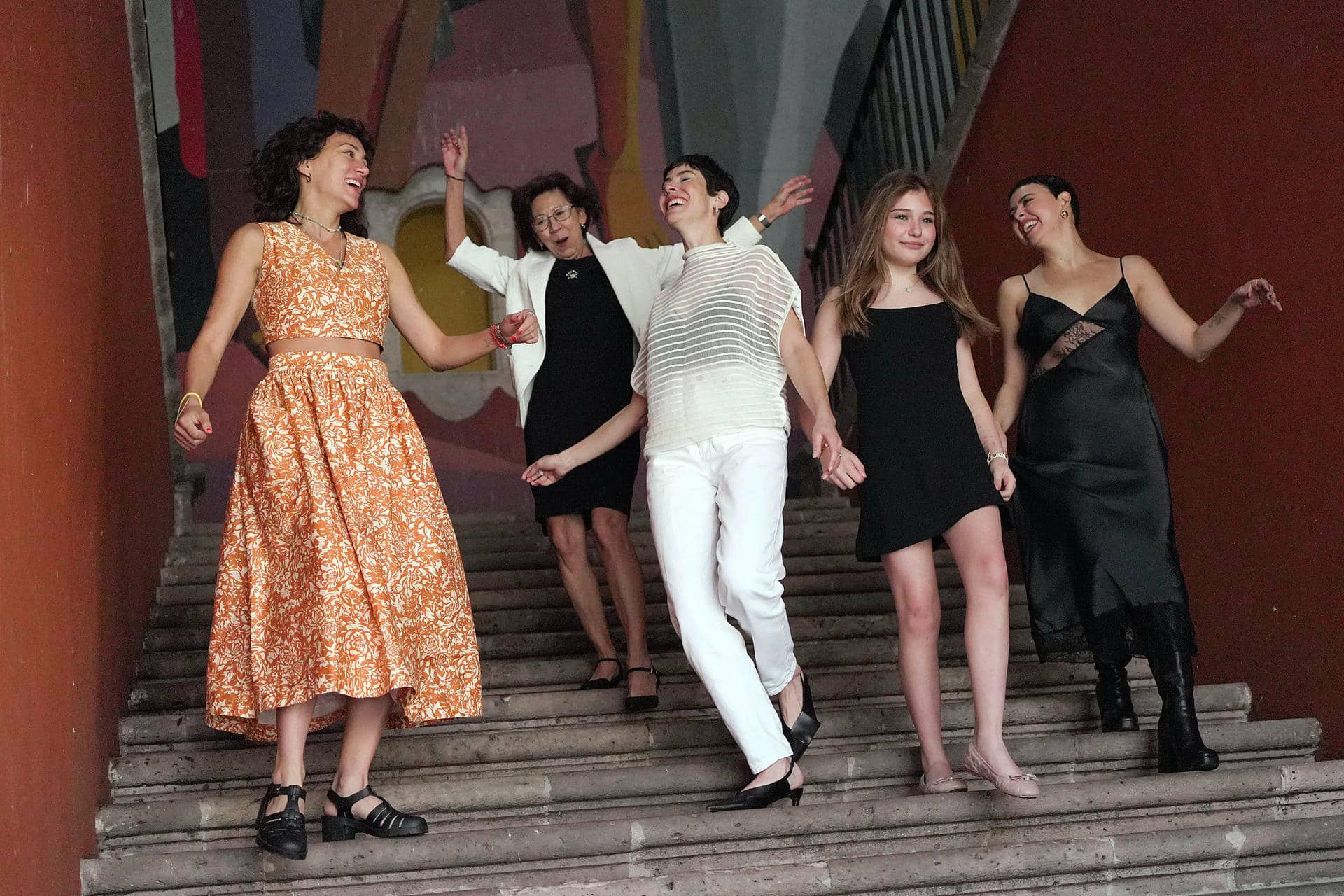 De izquierda a derecha, la cineasta mexicana Mayra Hermosillo y las actrices Rossy Rojas, Natalia Plascencia, Aurora Davila y María Castella participan en una entrevista con EFE este miércoles, en el marco del Festival Internacional de Cine de Morelia (FICM) en Michoacán (México). EFE/Iván Villanueva