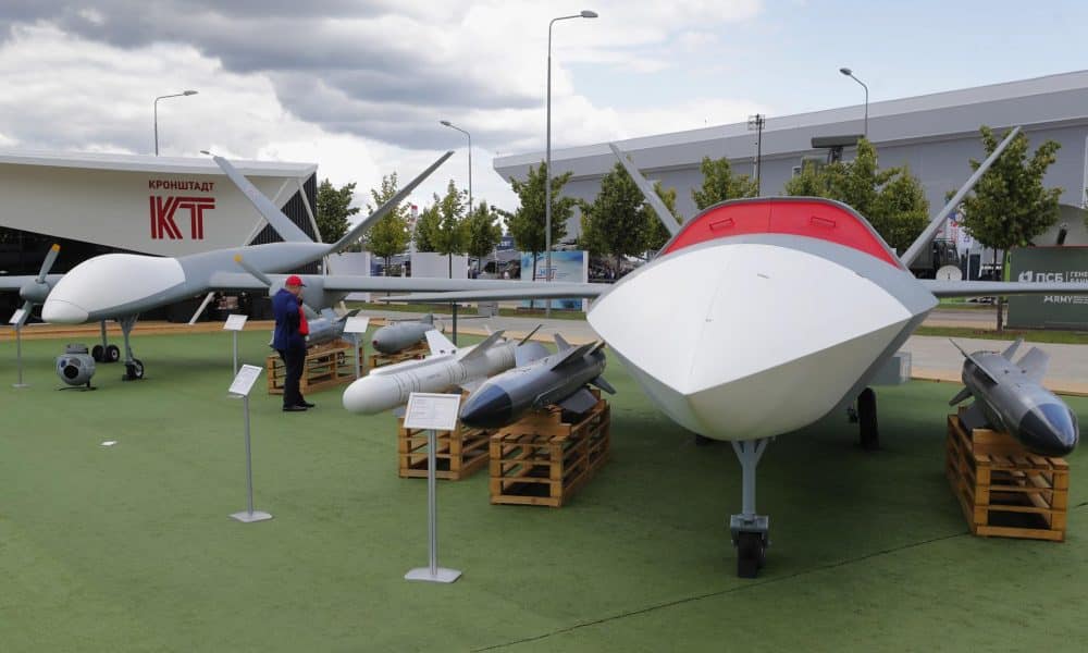 Foto archivo. Un visitante examina los nuevos drones de ataque rusos Sirius (izq.) y Grom (der.) en el pabellón de la empresa rusa Kronstadt Group durante el Foro Técnico-Militar Internacional. EFE/EPA/MAXIM SHIPENKOV