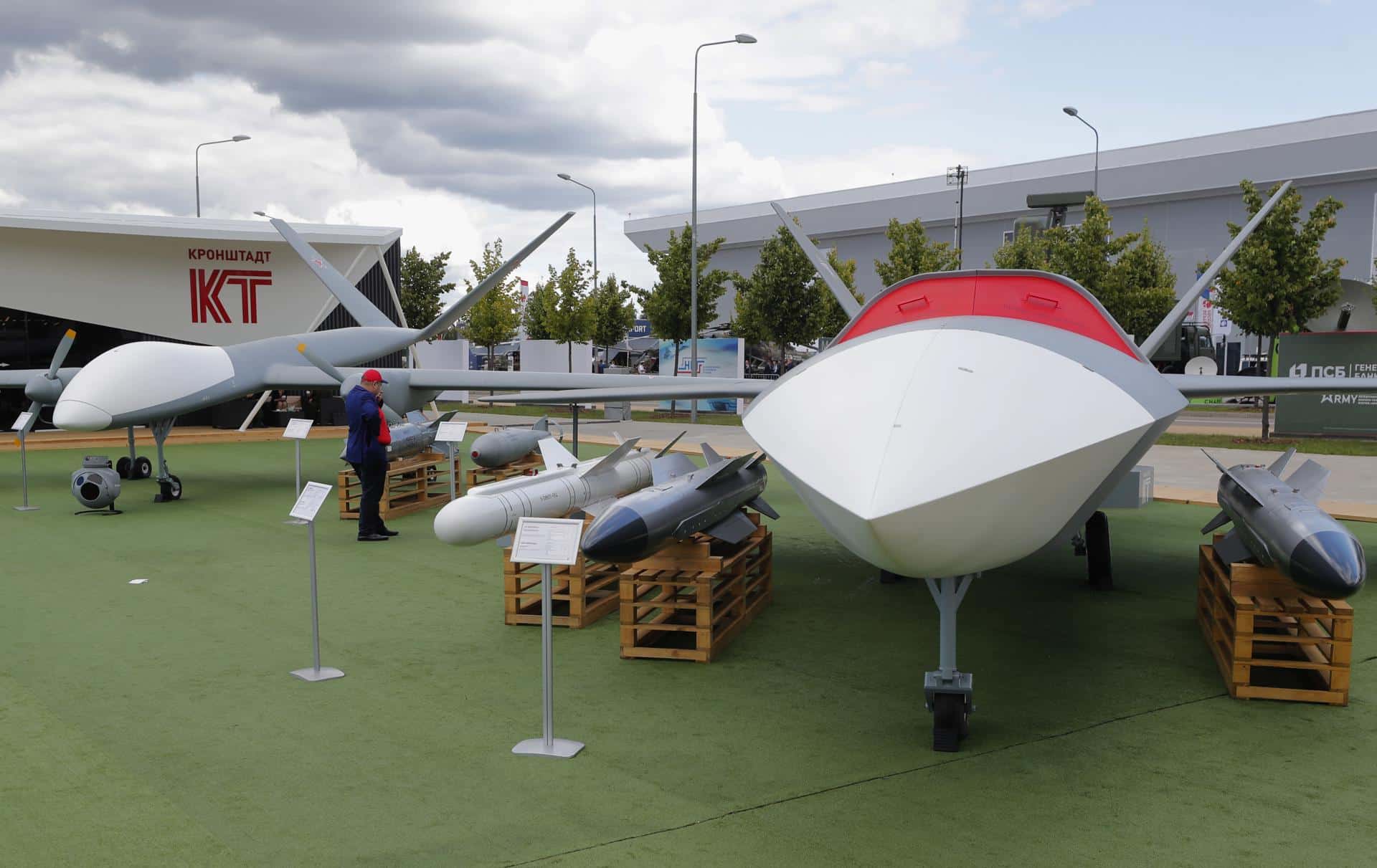 Foto archivo. Un visitante examina los nuevos drones de ataque rusos Sirius (izq.) y Grom (der.) en el pabellón de la empresa rusa Kronstadt Group durante el Foro Técnico-Militar Internacional. EFE/EPA/MAXIM SHIPENKOV