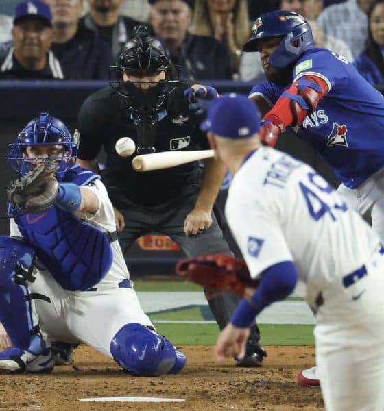 El primera base de los Azulejos de Toronto Vladimir Guerrero Jr. (d), conecta un sencillo contra el lanzador de los Los Angeles Dodgers, Blake Treinen (2-i), durante la séptima entrada del juego tres de la Serie Mundial de MLB. EFE/EPA/CAROLINE BREHMAN